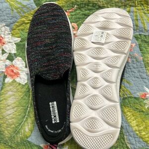Like new Skechers air cooled goga mat go walk slip on shoes 8.5 ladies